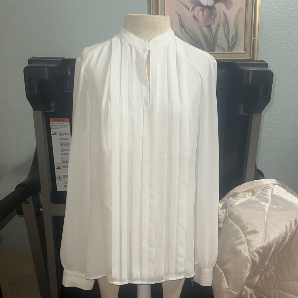Elegant White Pleated Women's Top